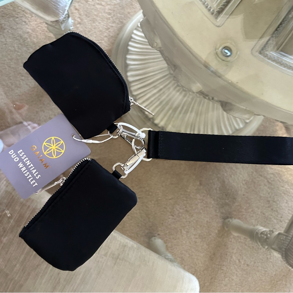 Wristlet DUO is made for you to be able to detach into 2 Wristlets